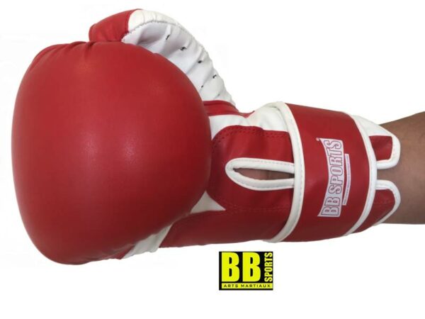 Gant de boxe rouge vue de profil