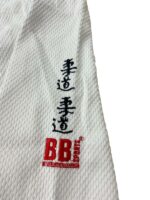 Kimono de judo pour entrainement vue du détail de la broderie de la veste