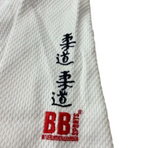 Kimono de judo pour entrainement vue du détail de la broderie de la veste